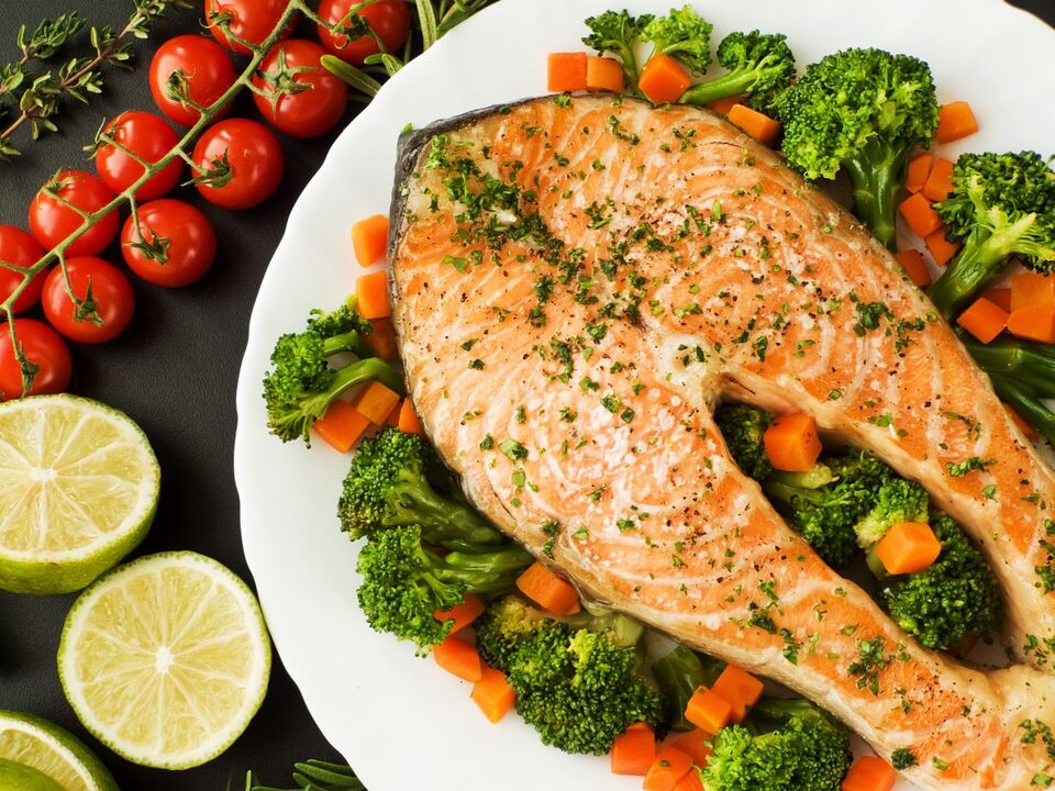 Kepta žuvis su daržovėmis yra puikus pietų variantas metant svorį