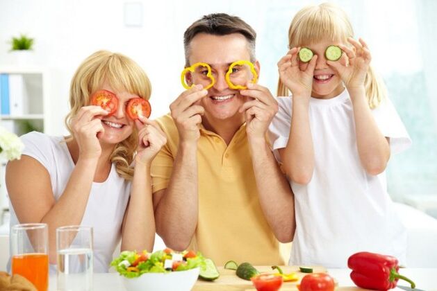 Šeima valgo daržoves nuo gastrito