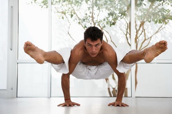 Be svorio metimo, jėgos joga sukuria gražų raumenų apibrėžimą